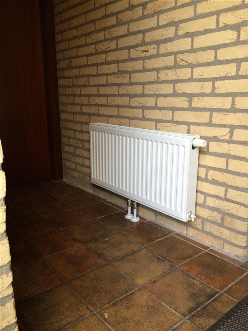 Installatie radiator op tegelvloer