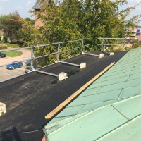 EPDM dakbedekking kerk met veiligheidshek