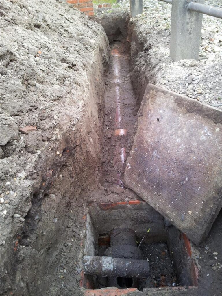 Opengelegde rioolleiding voor reparatie of inspectie