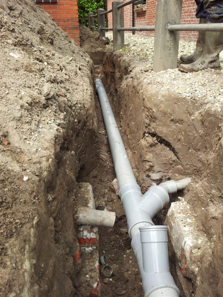 Nieuw geïnstalleerde PVC-rioolbuis in open sleuf