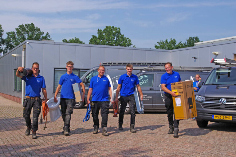 Team monteurs van Buist Installatiebedrijf uit Grootegast vertrekt met materialen en gereedschap vanaf het bedrijventerrein