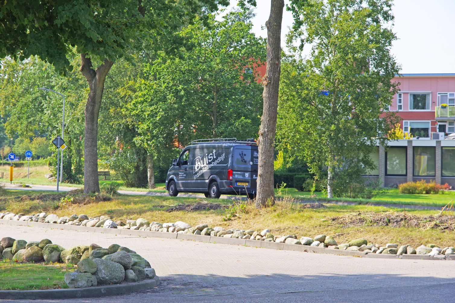 PBuist installatiebedrijf busje geparkeerd op straat