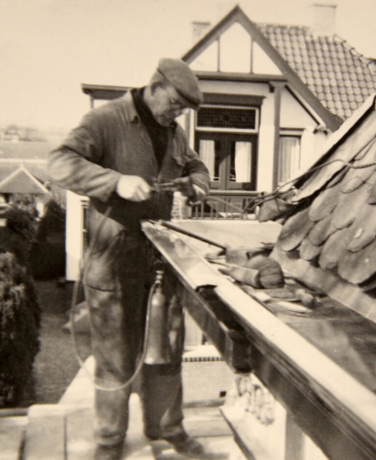 Pbuist installatiebedrijf aan het werk oude foto