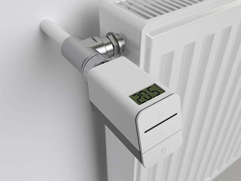 415184_EasyControl_Funktions-Animationen_seq02_0500-Easycontrol-smart-radiator-800×600 Witte radiator met digitale thermostaatknop ingesteld op 20,5 graden Celsius voor efficiënte en slimme verwarming