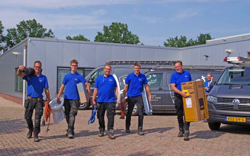 IMGP0253 Team monteurs van Buist Installatiebedrijf uit Grootegast vertrekt met materialen en gereedschap vanaf het bedrijventerrein