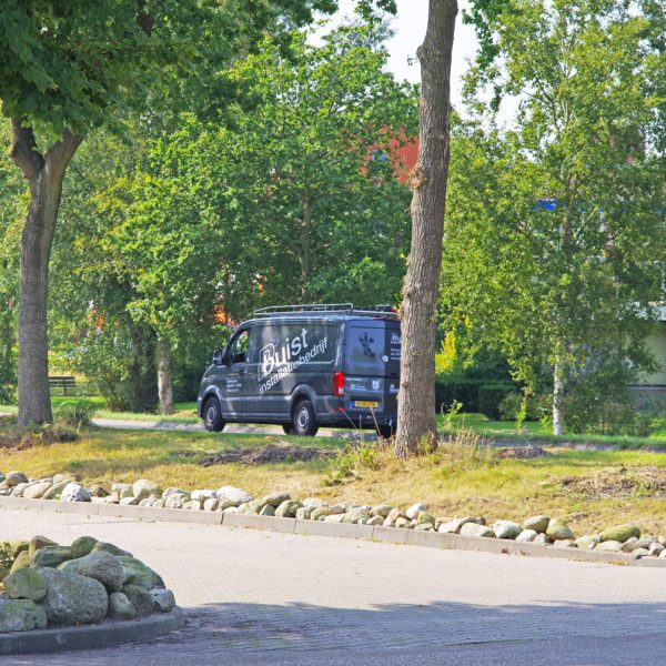 PBuist installatiebedrijf busje geparkeerd op straat