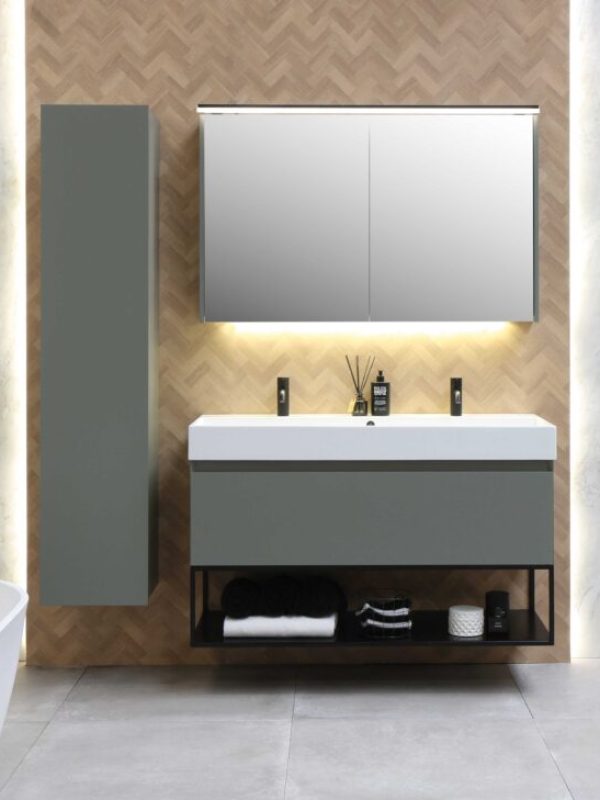 Unlimited-120-cm-onderkast-1-lade-mat-beton-groen-ferro-frame-sfeer1-LR-1024×729 Moderne badkamer met vrijstaand ligbad, zwart badkamerkraanwerk, zwevend badkamermeubel met dubbele kraan, verlichte spiegelkast en houtlook achterwand