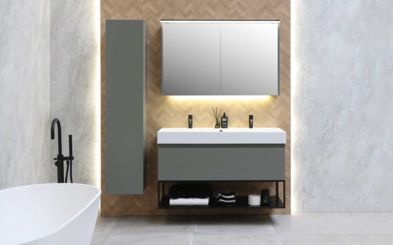 Unlimited-120-cm-onderkast-1-lade-mat-beton-groen-ferro-frame-sfeer1-LR-1024×729 Moderne badkamer met vrijstaand ligbad, zwart badkamerkraanwerk, zwevend badkamermeubel met dubbele kraan, verlichte spiegelkast en houtlook achterwand
