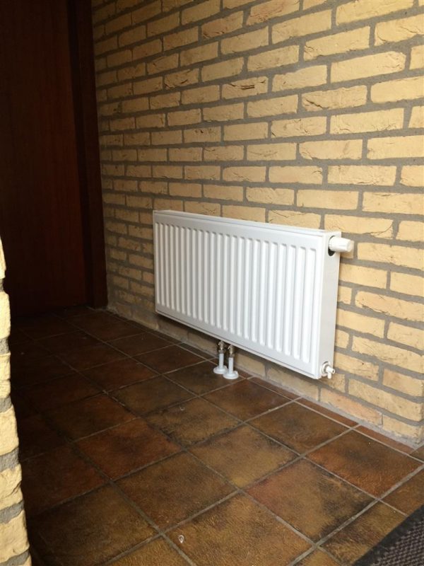 Installatie radiator op tegelvloer