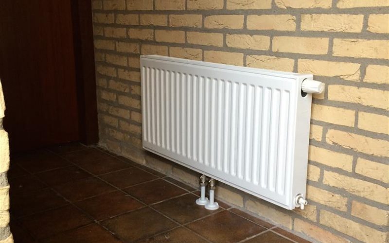 Installatie radiator op tegelvloer
