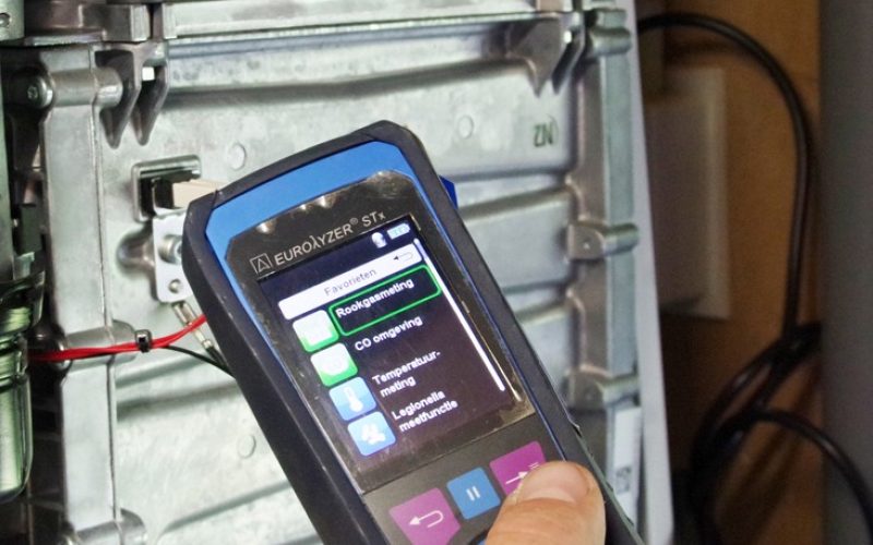 meter Handmeter meet rookgas bij verwarmingsketel