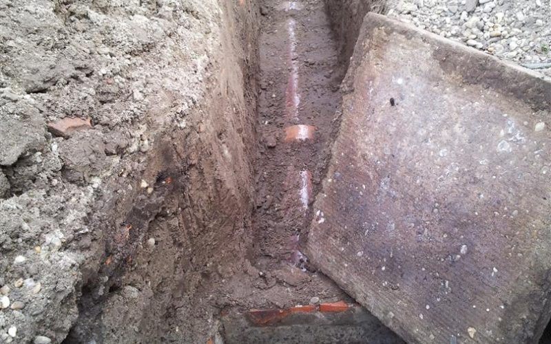 Opengelegde rioolleiding voor reparatie of inspectie