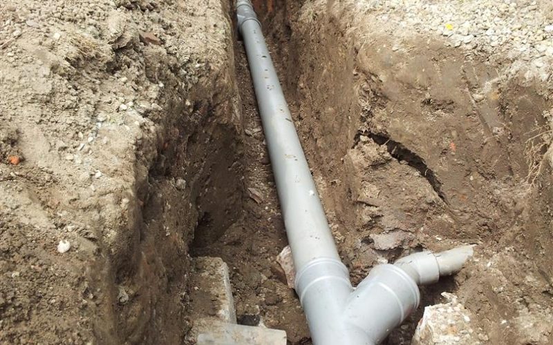 riool-probleem3-6- Nieuw geïnstalleerde PVC-rioolbuis in open sleuf